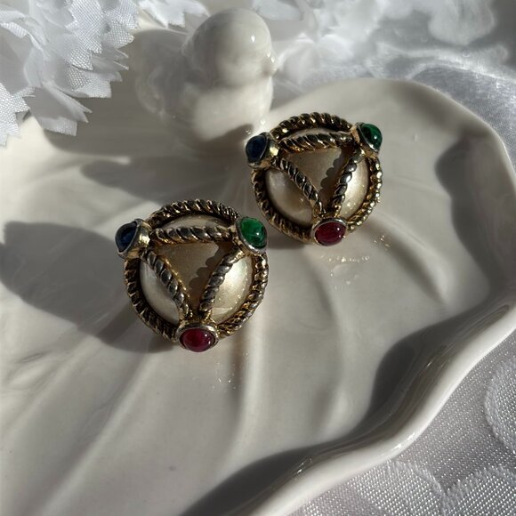 CAROLEE FAUX PEARL CABACHON CLIP EARRINGS - Picture 2 of 8